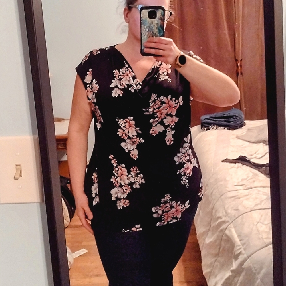 Size 18/20. Black & floral cowl neck top